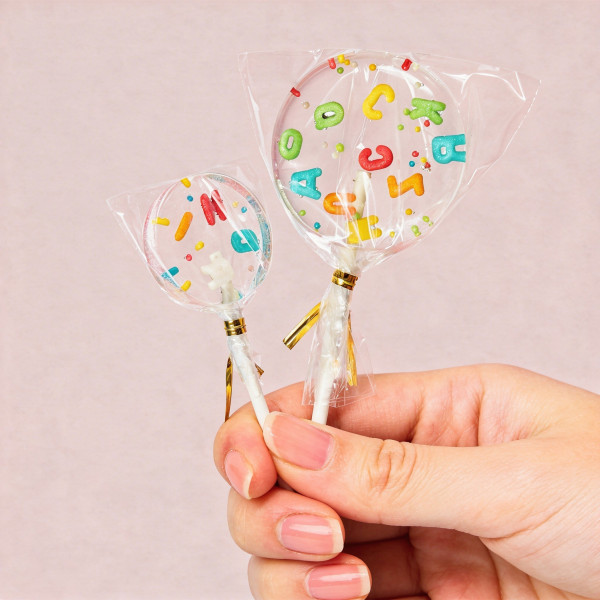 Alphabet Lolli mit bunten Nonpareilles